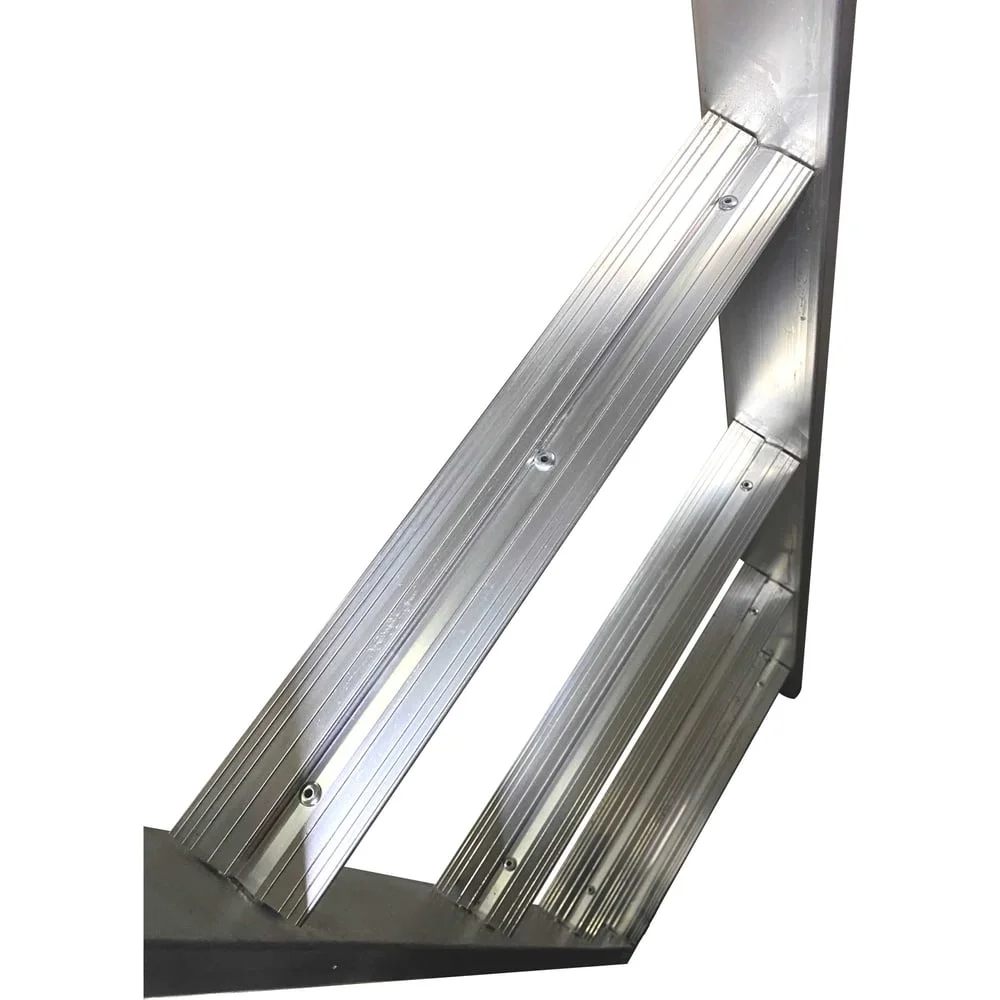 Алюминиевая приставная односекционная лестница Алюмет "Комфорт" (широкая ступень) 1x10 ступеней. Серия HK1 5110