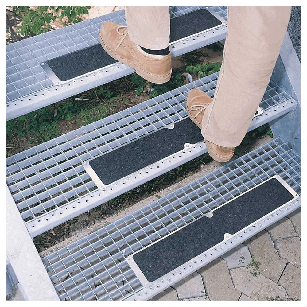 Пластина из алюминия Mehlhose GmbH с противоскользящей лентой цвет черный 120x600мм APM1SF1