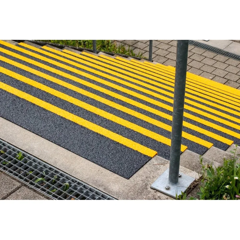 Противоскользящий профиль из стеклопластика Mehlhose GmbH пластина с углом, 230 ммx600ммx30мм, крупное зерно, цвет-черный с желтым краем